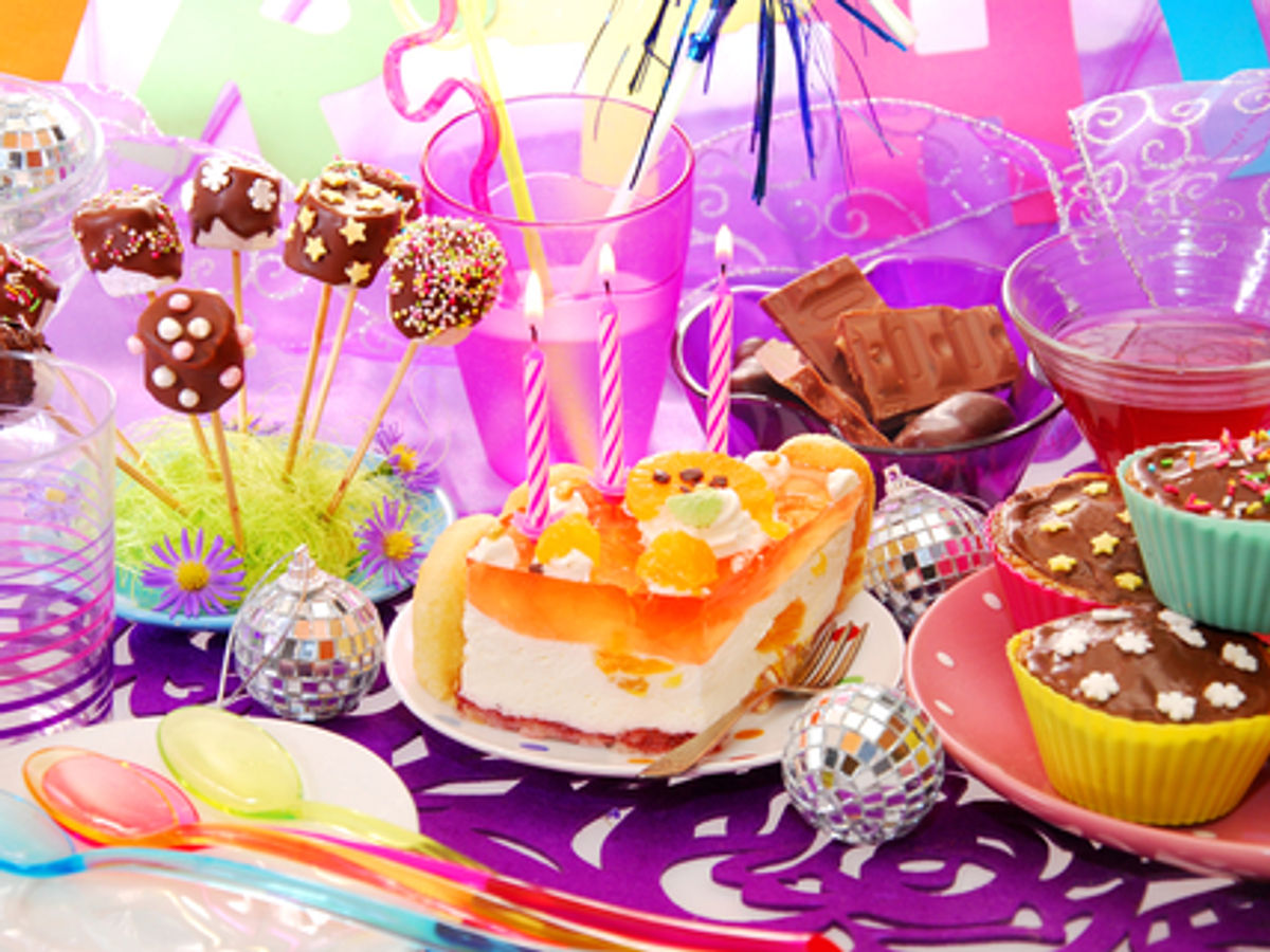 Gâteau et bonbons d'anniversaire