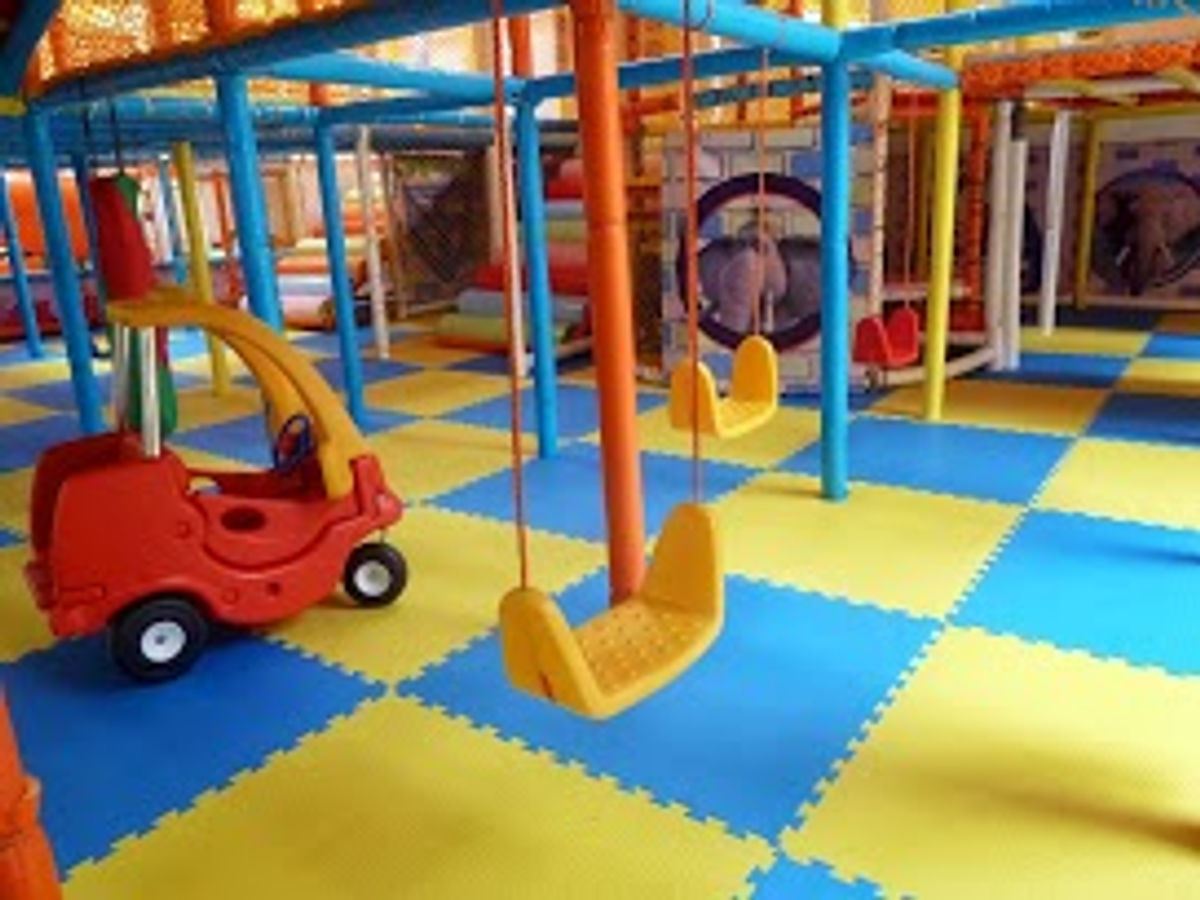 L'espace de jeu principal avec balançoires